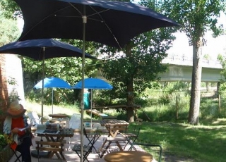  Relaxation area with tables 